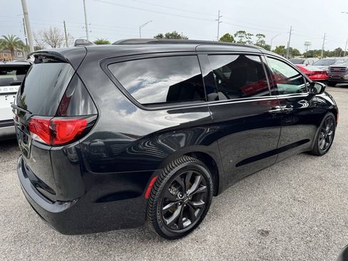 Used 2019 Chrysler Pacifica Touring-L Plus w/ Advanced Safetytec Group FWD image 6