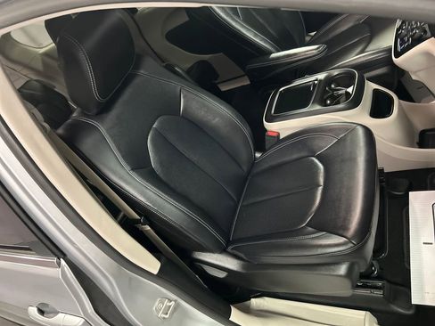 Used 2024 Chrysler Pacifica Touring-L FWD image 26