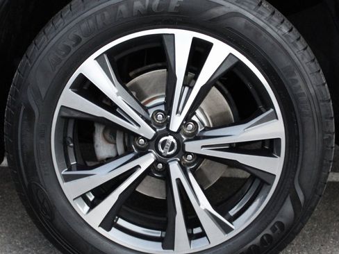 Certified 2019 Nissan Rogue SV w/ Premium Package image 10