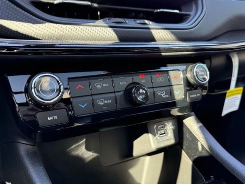 New 2025 Jeep Compass Latitude w/ Sun & Sound Group image 4