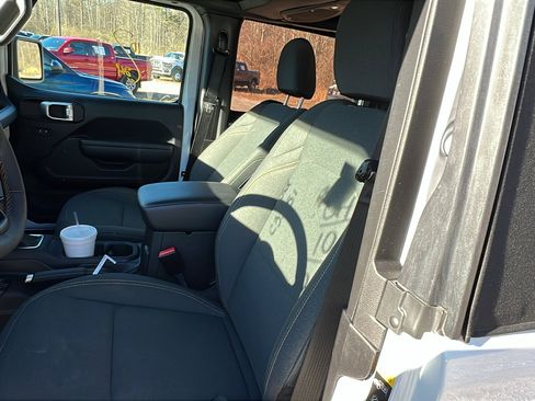Used 2024 Jeep Wrangler Sport S image 17
