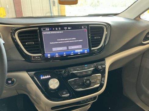 Used 2024 Chrysler Pacifica Touring-L image 10