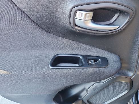 Used 2019 Jeep Renegade Latitude w/ Cold Weather Group image 27