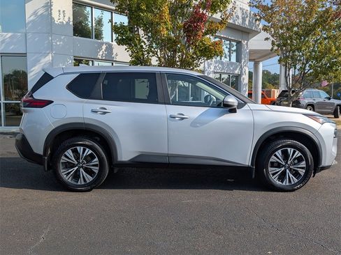 Used 2023 Nissan Rogue SV image 3