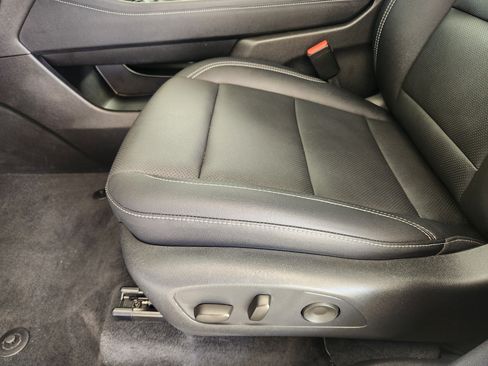 Certified 2025 Chevrolet Traverse LT FWD image 23