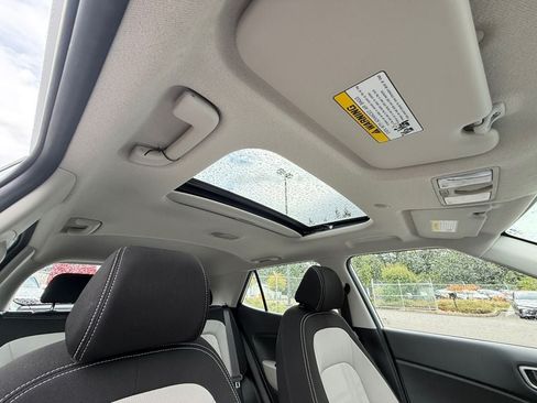 Used 2025 Hyundai Venue SEL FWD image 27