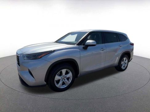 Used 2025 Toyota Highlander LE FWD image 8