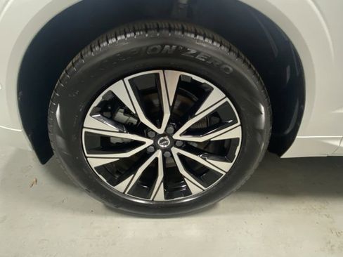 Used 2025 Volvo XC60 B5 Plus image 5