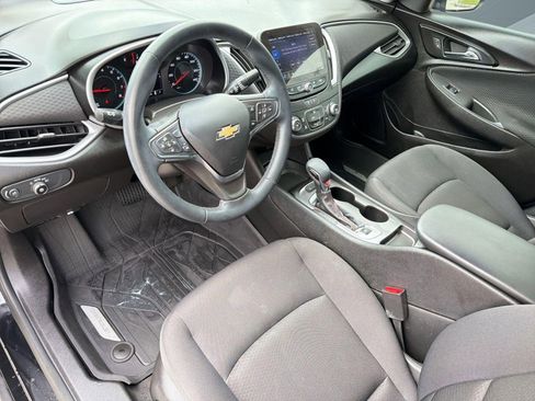 Used 2025 Chevrolet Malibu RS FWD image 4