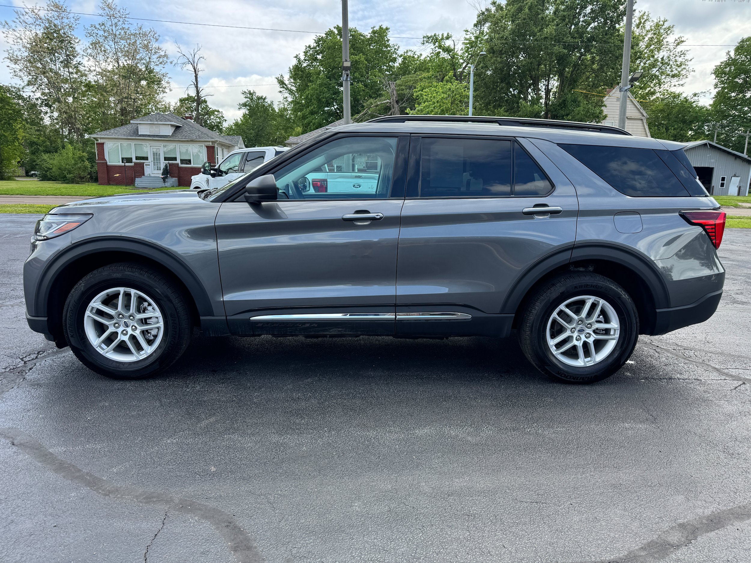 Used 2025 Ford Explorer Active AWD/4WD image 4