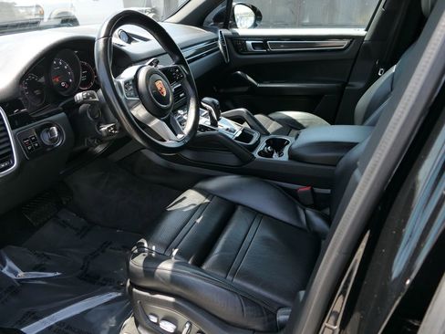 Used 2019 Porsche Cayenne w/ Premium Package AWD/4WD image 12