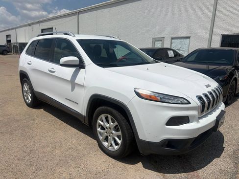 Used 2018 Jeep Cherokee Latitude Plus FWD image 2