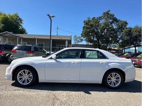 Used 2016 Chrysler 300 Limited RWD image 4