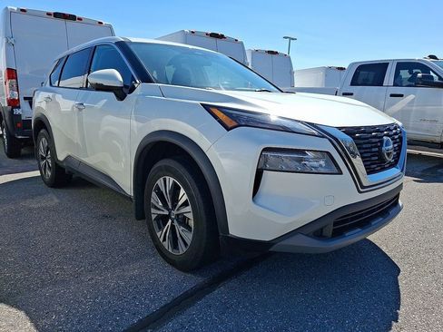 Used 2021 Nissan Rogue SV image 1