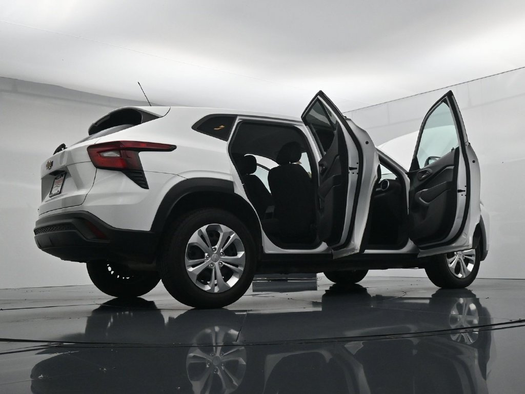 Used 2024 Chevrolet Trax LS FWD image 43
