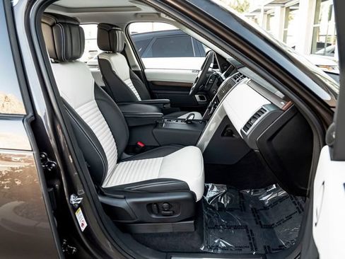 Certified 2025 Land Rover Discovery Dynamic SE AWD/4WD image 32