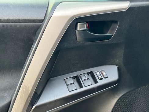 Used 2018 Toyota RAV4 LE image 12