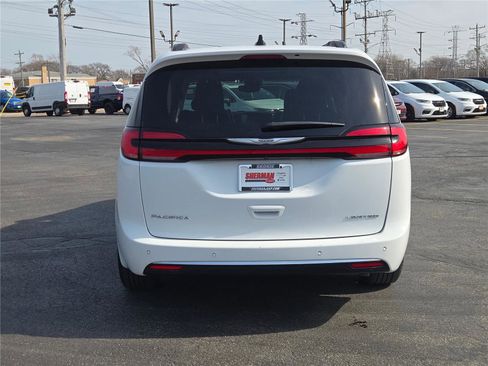 Certified 2023 Chrysler Pacifica Limited image 15