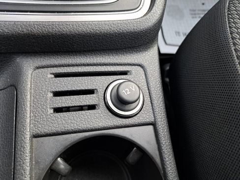 Used 2017 Volkswagen Golf S image 17