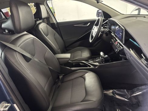 Used 2023 Kia Niro EX image 29