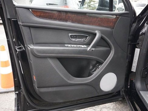 Used 2019 Bentley Bentayga AWD/4WD image 24