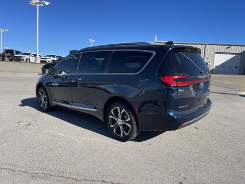 Used 2023 Chrysler Pacifica Pinnacle image 7