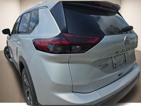 Used 2025 Nissan Rogue SV image 8