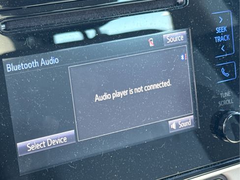 Used 2017 Toyota Corolla LE w/ Carpet Mat Package (TMS) FWD image 9