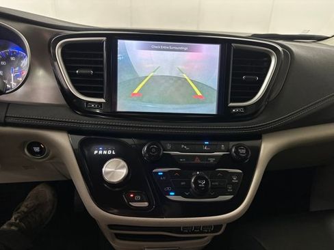 Used 2023 Chrysler Pacifica Touring-L image 22