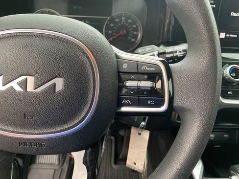 Used 2023 Kia Sorento LX image 31
