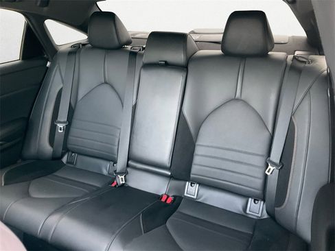 Used 2022 Toyota Avalon XSE image 9