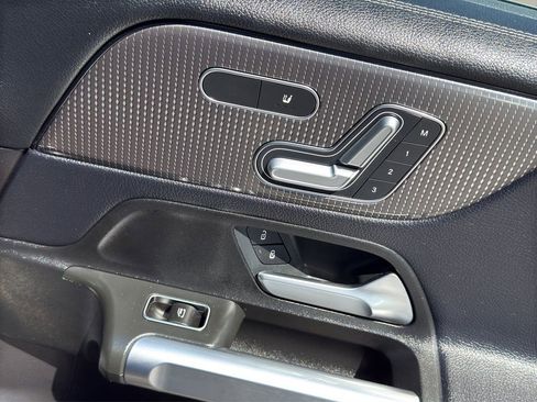 Used 2021 Mercedes-Benz GLB 250 4MATIC w/ Premium Package image 18