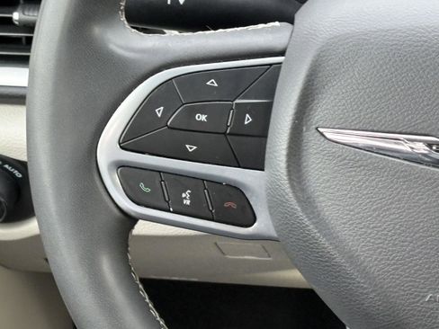 Used 2023 Chrysler Pacifica Touring-L image 9