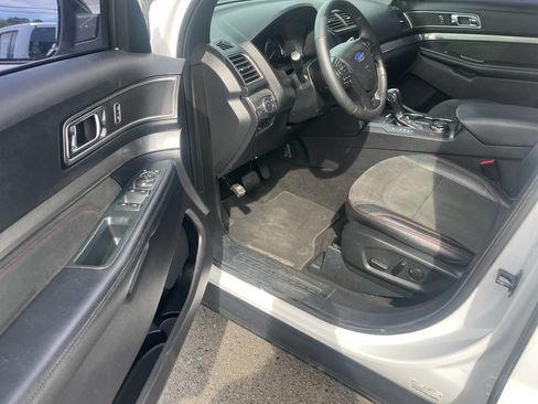 Used 2019 Ford Explorer XLT w/ Equipment Group 202A AWD/4WD image 13