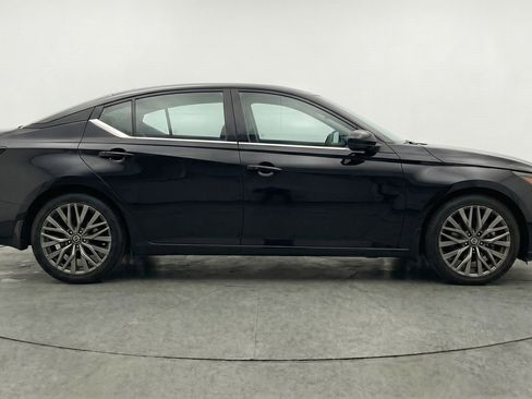 Used 2025 Nissan Altima 2.5 SV FWD image 11