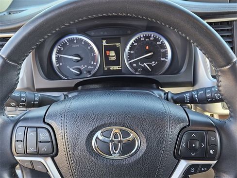 Used 2019 Toyota Highlander XLE image 22