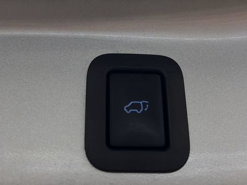 Used 2019 Toyota Highlander XLE AWD/4WD image 9
