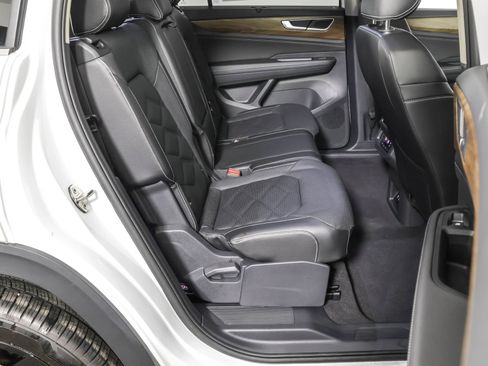 Used 2024 Volkswagen Atlas SE w/ Black Wheel Package image 42