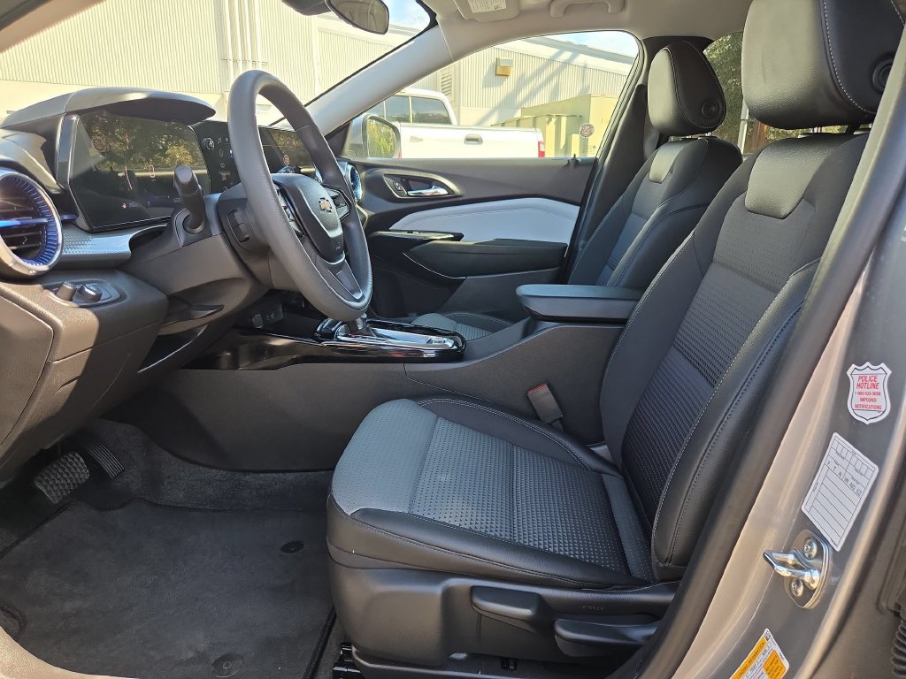 Used 2026 Chevrolet Trax LT FWD image 25