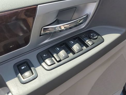 Used 2009 Chrysler Town & Country Touring FWD image 19