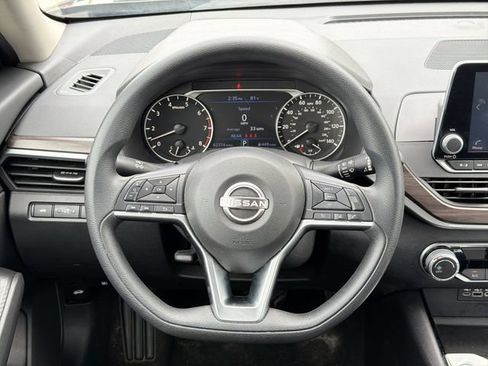 Used 2024 Nissan Altima 2.5 SV FWD image 13