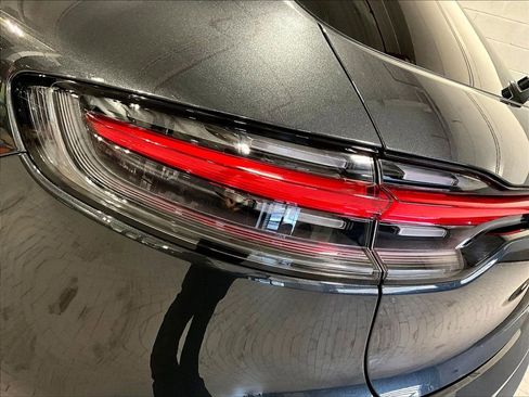 Certified 2025 Porsche Macan AWD/4WD image 31