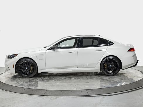 Used 2025 BMW M5 w/ Carbon Package image 2