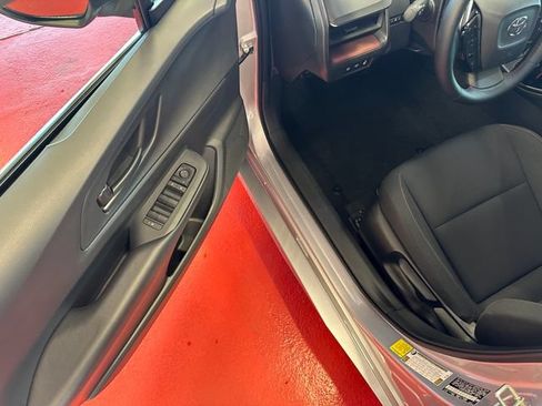 Used 2025 Toyota Prius Plug-In Hybrid FWD image 9