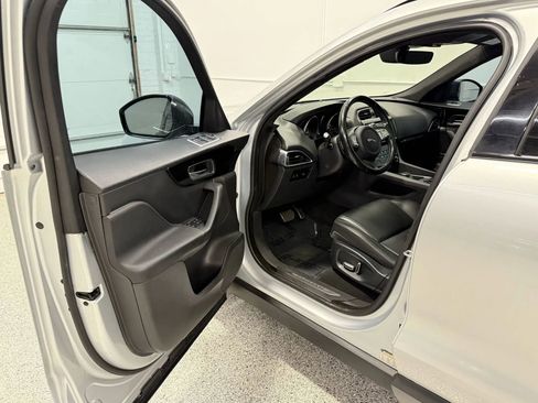 Used 2019 Jaguar F-PACE Premium image 16