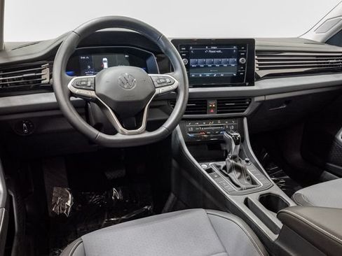 Used 2025 Volkswagen Jetta SE FWD image 7