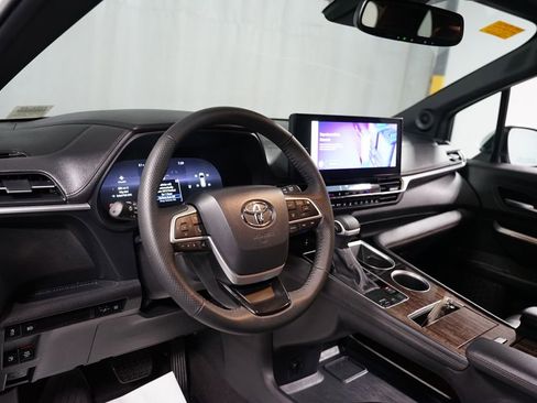 Used 2025 Toyota Sienna Limited image 11