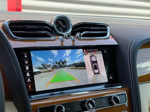 Used 2021 Bentley Bentayga image 31