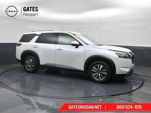 Used 2025 Nissan Pathfinder SL AWD/4WD image 1