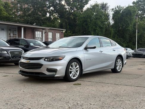 Used 2017 Chevrolet Malibu LT FWD image 2